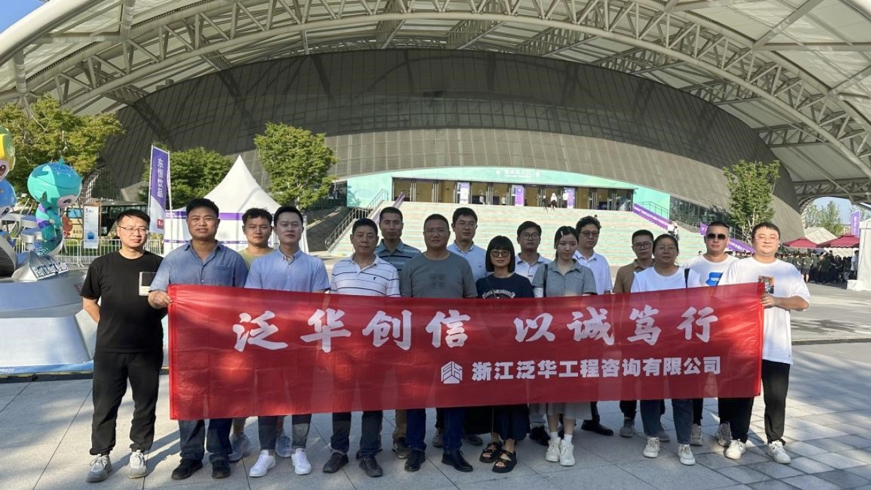 观看曲棍球比赛合影.jpg