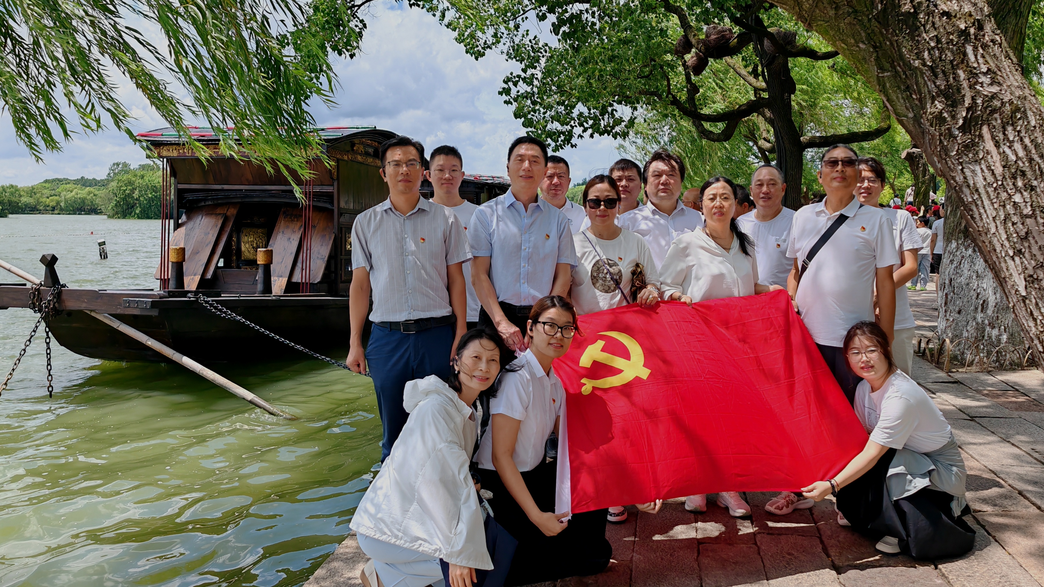 红船前合影.jpg